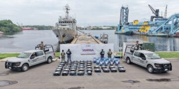 Marina aseguró más de una tonelada de cocaína frente a costas de Chiapas; hay tres detenidos.