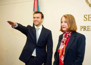 Gabriel Elizondo rinde protesta como senador por Coahuila.