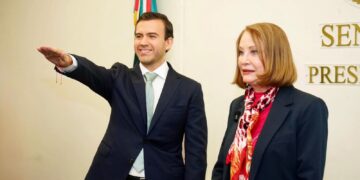 Gabriel Elizondo rinde protesta como senador por Coahuila.