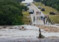 Mantienen vigilancia en Uvalde por niveles elevados de ríos y daños en carreteras.