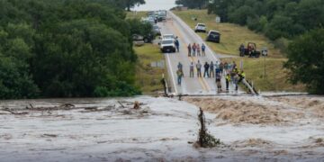 Mantienen vigilancia en Uvalde por niveles elevados de ríos y daños en carreteras.
