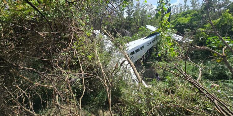 Avioneta que salió de Piedras Negras se desplomó en Nuevo León; sobreviven sus tres tripulantes.