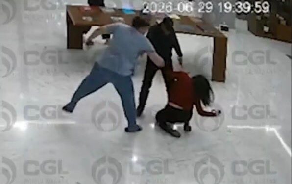 Viralizan agresión de empresario contra recepcionista en la Ciudad de México.