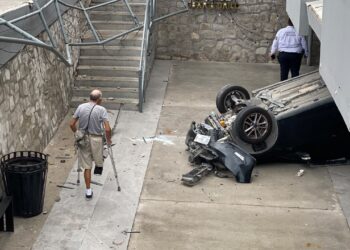 Adulto mayor resulta ileso tras caer con su vehículo al desnivel de Plaza Innova.