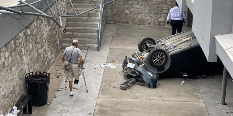Adulto mayor resulta ileso tras caer con su vehículo al desnivel de Plaza Innova.