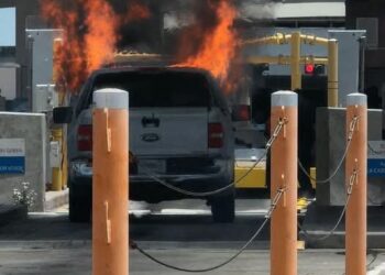 Investigan causas de incendio de una camioneta en el puente Acuña–Del Río.