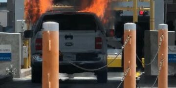 Investigan causas de incendio de una camioneta en el puente Acuña–Del Río.