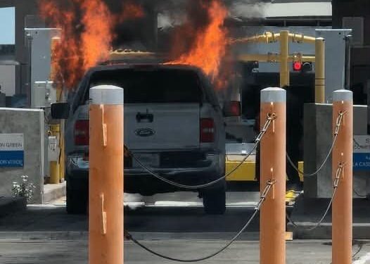 Investigan causas de incendio de una camioneta en el puente Acuña–Del Río.