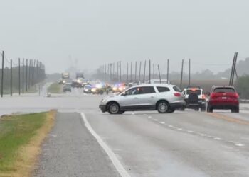 Inundaciones obligan al cierre de la carretera 90 en Texas; persisten bloqueos entre Uvalde, Knippa y Hondo.