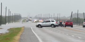 Inundaciones obligan al cierre de la carretera 90 en Texas; persisten bloqueos entre Uvalde, Knippa y Hondo.