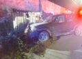 Investigan a menor por daños tras impactar camioneta contra una casa.