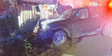 Investigan a menor por daños tras impactar camioneta contra una casa.