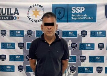 Detienen a presunto traficante de migrantes y rescatan a dos extranjeros.
