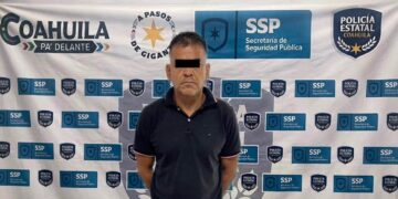 Detienen a presunto traficante de migrantes y rescatan a dos extranjeros.
