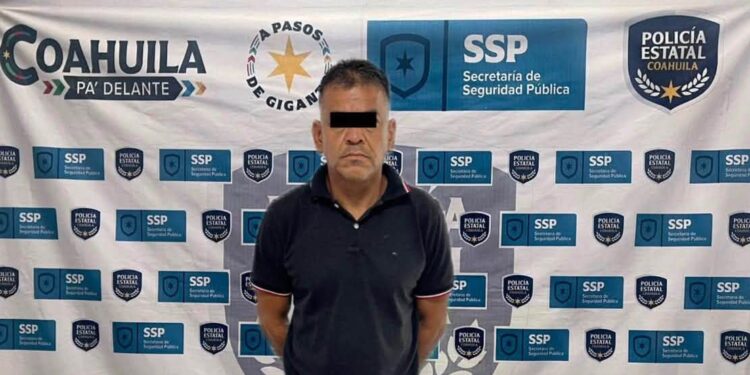 Detienen a presunto traficante de migrantes y rescatan a dos extranjeros.