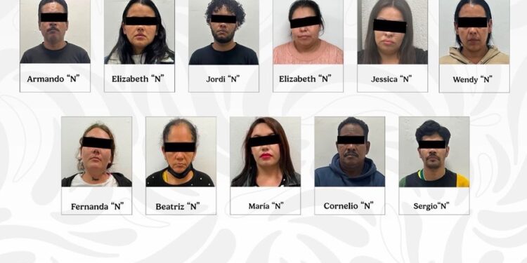 Decomisan 165 kilos de cocaína en aeropuerto de Tijuana; detienen a 11 pasajeros.