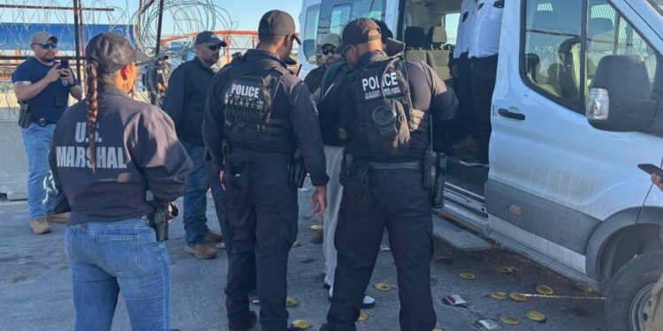 Capturan en la frontera a fugitivo con orden por asesinato.