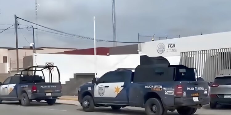 Detienen a dos con más de 22 kilos de marihuana.