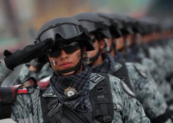 Gobernador de Michoacán propone desaparecer policías municipales y concentrar seguridad en la Guardia Nacional.