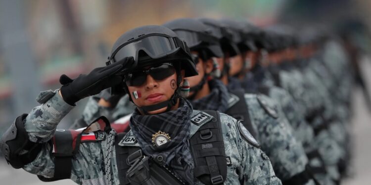 Gobernador de Michoacán propone desaparecer policías municipales y concentrar seguridad en la Guardia Nacional.