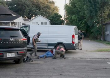 Muere mexicano durante operativo del ICE en Houston; FBI investiga actuación de agentes
