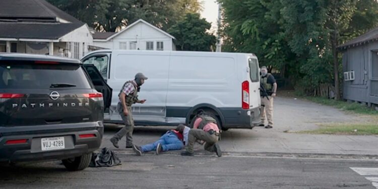 Muere mexicano durante operativo del ICE en Houston; FBI investiga actuación de agentes