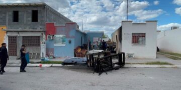 Vecinos sofocaron incendio de colchones en la Villa Real; autoridades indagan origen.