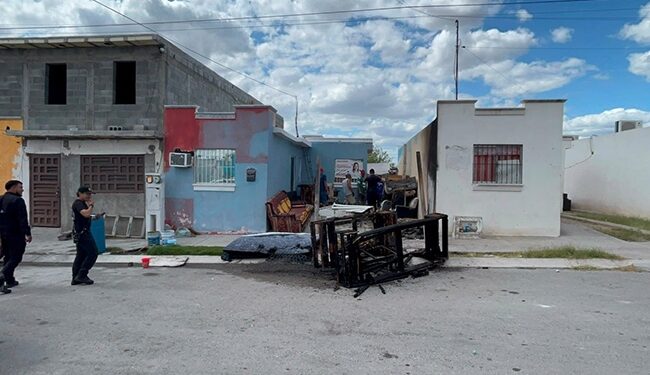 Vecinos sofocaron incendio de colchones en la Villa Real; autoridades indagan origen.