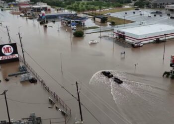 Agrava emergencia en Uvalde; evacuaciones ya son obligatorias en zonas de riesgo.