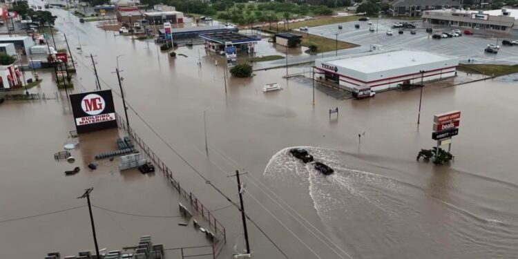 Agrava emergencia en Uvalde; evacuaciones ya son obligatorias en zonas de riesgo.