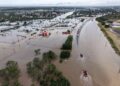 Suben a tres los fallecidos por inundaciones en Texas; suman más de 500 rescates.