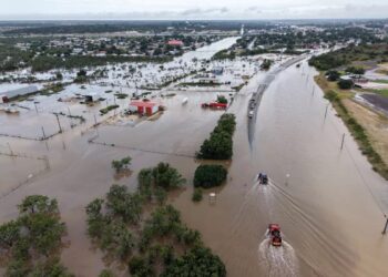 Suben a tres los fallecidos por inundaciones en Texas; suman más de 500 rescates.