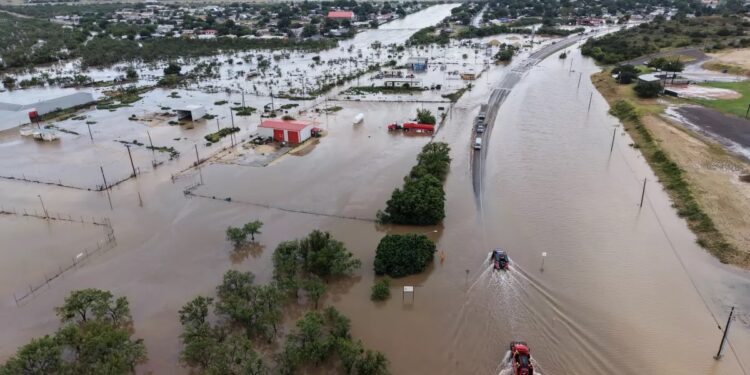Suben a tres los fallecidos por inundaciones en Texas; suman más de 500 rescates.