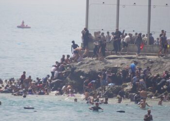 Tragedia en Ceuta deja 18 migrantes muertos en medio de ingreso masivo desde Marruecos.