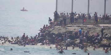 Tragedia en Ceuta deja 18 migrantes muertos en medio de ingreso masivo desde Marruecos.