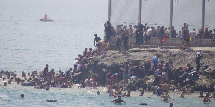 Tragedia en Ceuta deja 18 migrantes muertos en medio de ingreso masivo desde Marruecos.