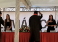 Entre aplausos, Gilberto "Morita" Mora recibió su diploma de preparatoria.