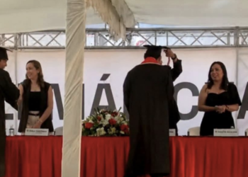 Entre aplausos, Gilberto "Morita" Mora recibió su diploma de preparatoria.