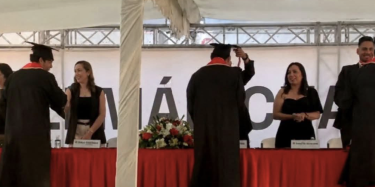 Entre aplausos, Gilberto "Morita" Mora recibió su diploma de preparatoria.