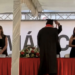 Entre aplausos, Gilberto "Morita" Mora recibió su diploma de preparatoria.