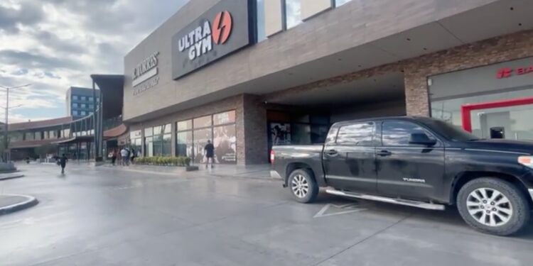 Fallece hombre durante rutina de ejercicio en gimnasio de Plaza Villa Alta.