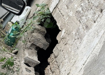 Saquean bodega tras abrir boquete en una vivienda.
