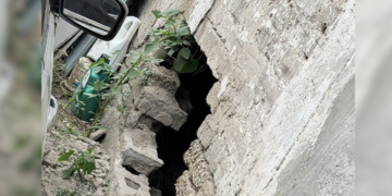 Saquean bodega tras abrir boquete en una vivienda.