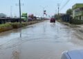 El derrame de aguas negras volvió a afectar la Ruta Fiscal.