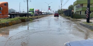 El derrame de aguas negras volvió a afectar la Ruta Fiscal.