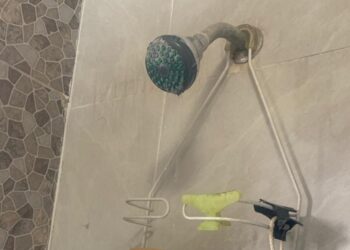 "No da el ancho"; vecinos recriminan a Jacobo por falta de agua.