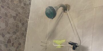 "No da el ancho"; vecinos recriminan a Jacobo por falta de agua.