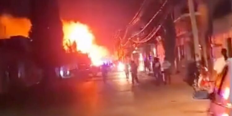 Investigan al CJNG tras explosión de vehículo frente a comandancia en Zacatecas.