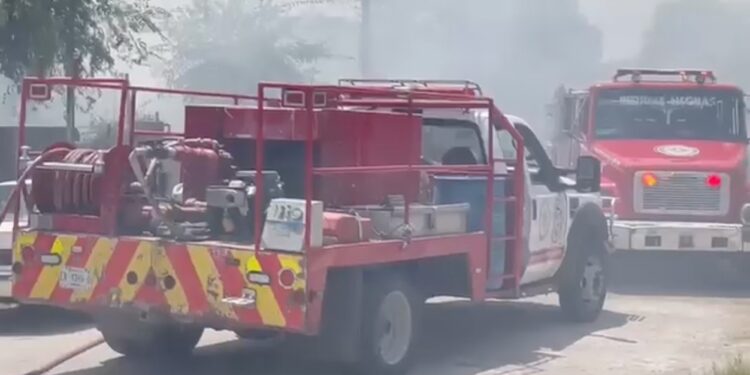 Pierde todo tras incendio que arrasó su vivienda y taller en Piedras Negras.