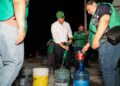 Recorre Memo Ruiz colonias con pipas para apoyar a familias sin agua.